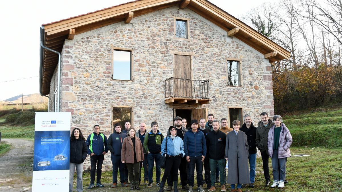 Alumnado, profesores, arquitectos y miembros de la Fundación Peio Martikorena ante la casa taller Baserriberri.