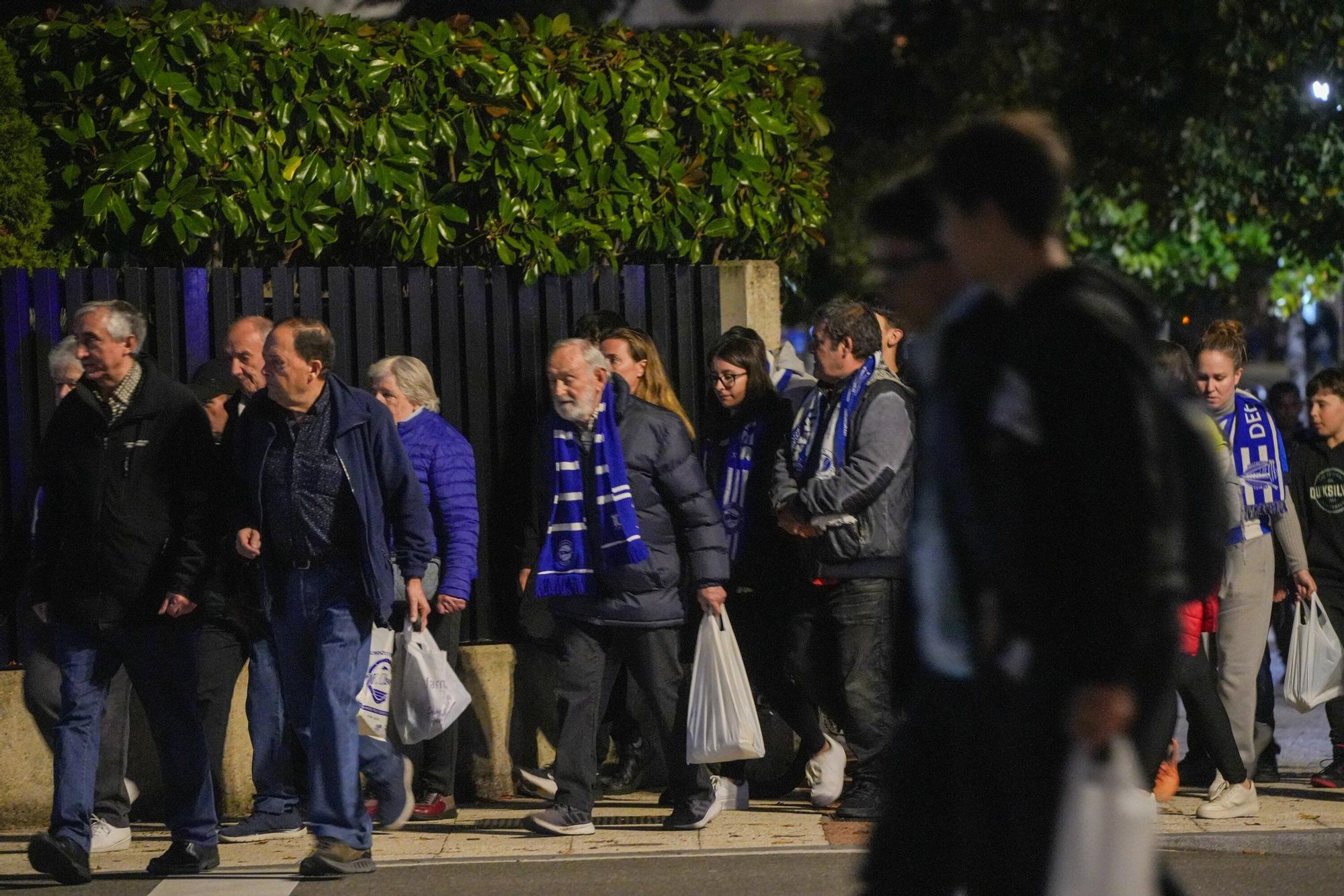En imágenes: La afición del Alavés arropa al equipo en el duelo contra el Valladolid