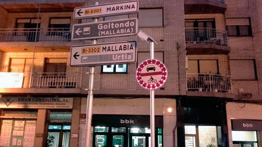 Las señales se han colocado en Probaleku y Marqués de Valdespina.Foto: Ermuako Udala