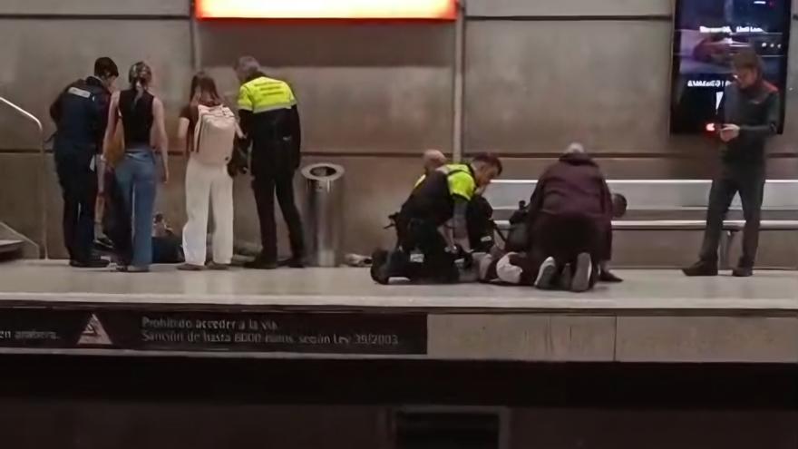 Detienen a un joven por agredir a otro en el andén de la estación de metro de San Mamés