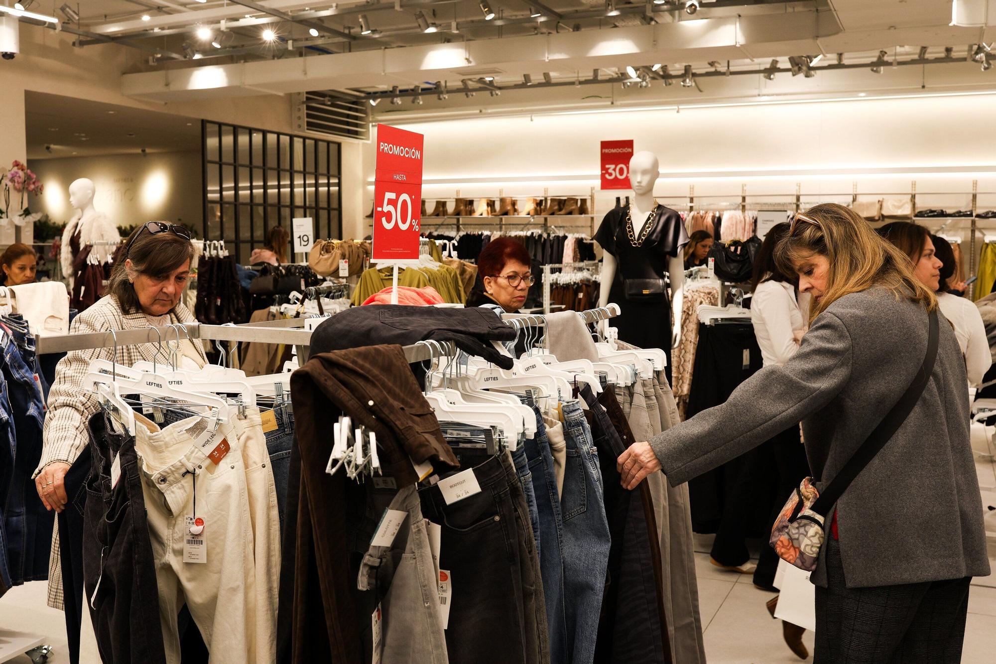 En imágenes: Los bilbainos se echan a la calle por el Black Friday