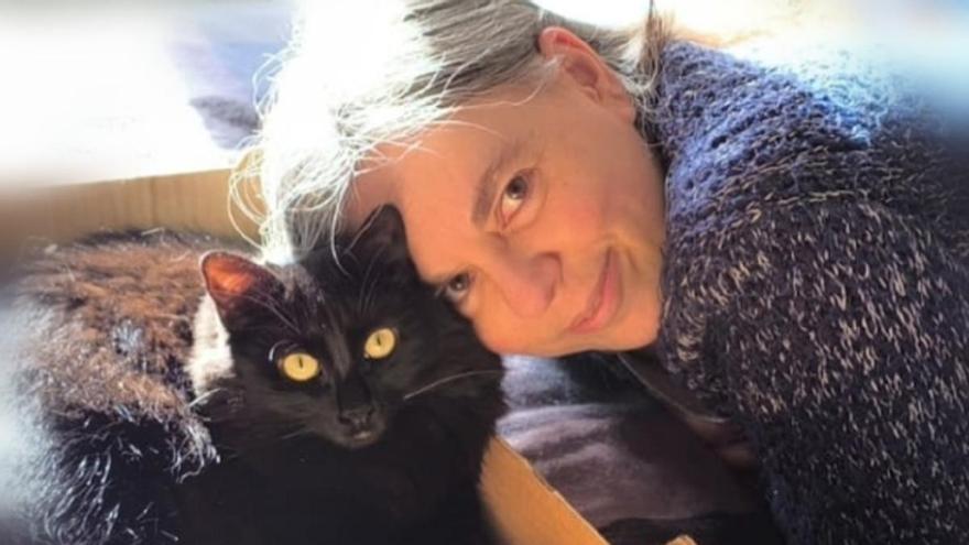 La gata Frida y la escritora Clara Arteta