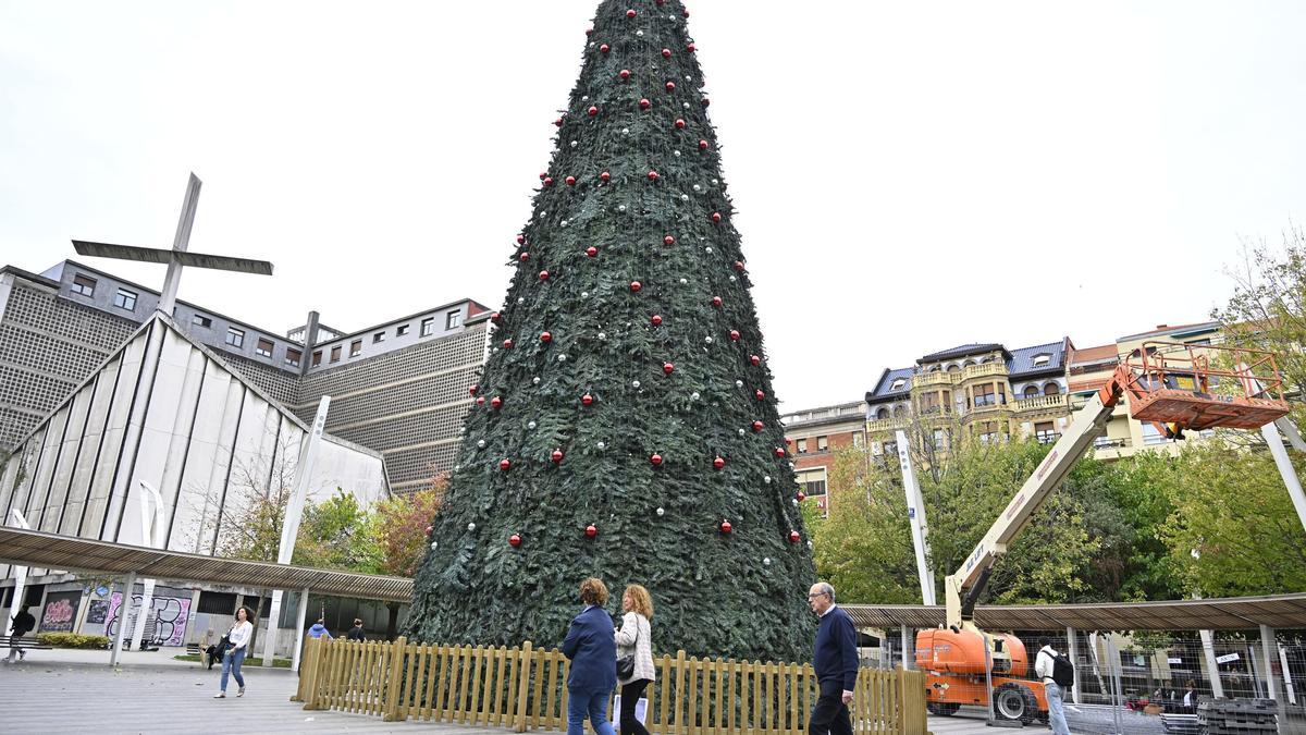 Varias personas paseando por Indautxu