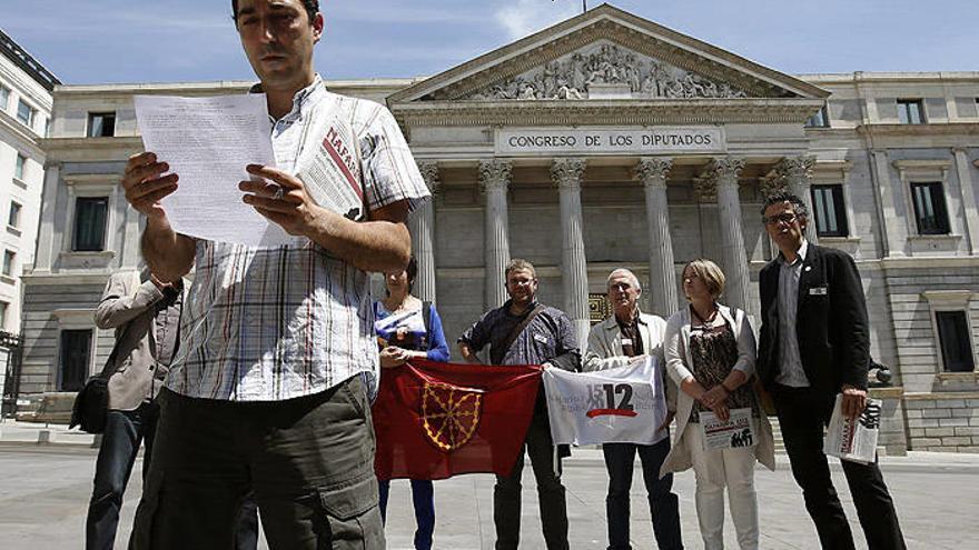 El diputado Patxi Abasolo López, lee un comunicado.