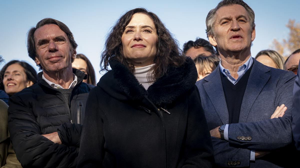 José María Aznar, Isabel Díaz Ayuso y Alberto Núñez Feijóo durante la concentración del PP