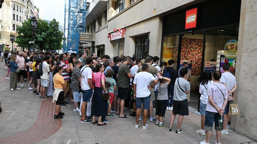 Largas colas en la apertura de la primera tienda de Lego en Bilbao