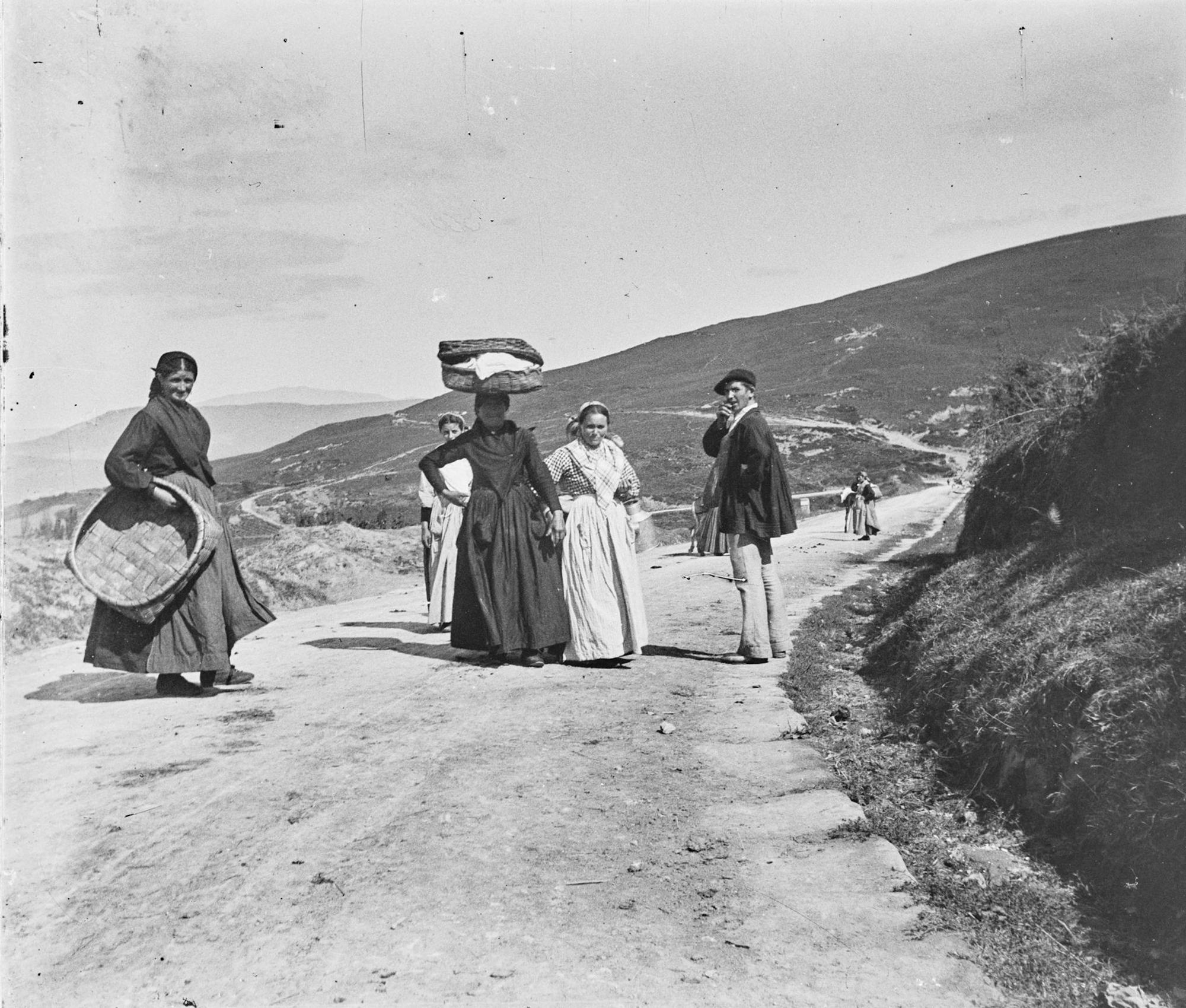 Imágenes antiguas de mujeres baserritarras en Euskadi