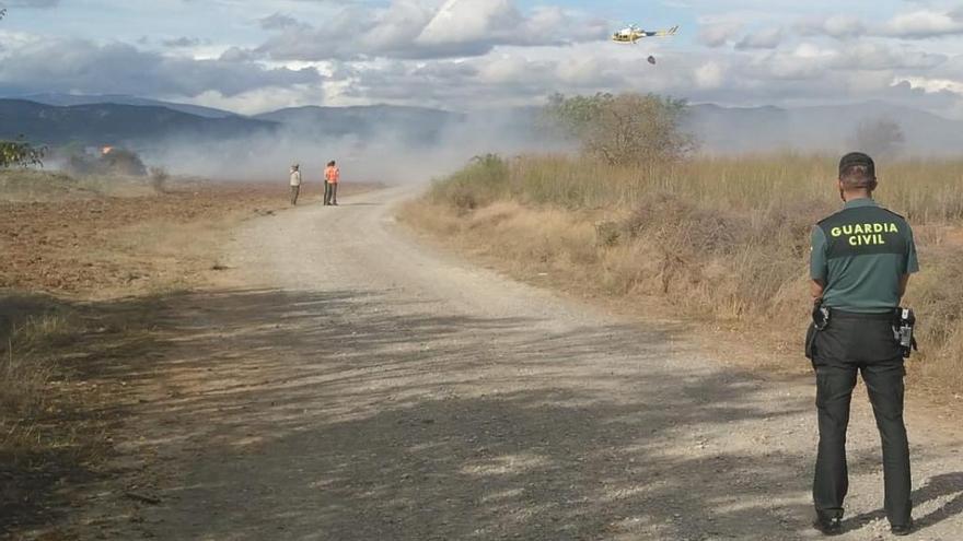 Un helicóptero realiza tareas de extinción en la zona