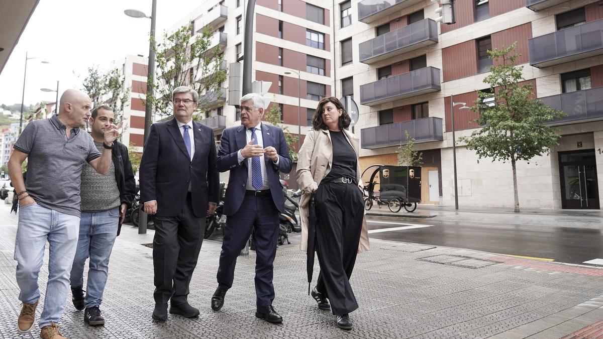 El alcalde Juan Mari Aburto circula, acompañado por concejales municipales, por las aceras ensanchadas.