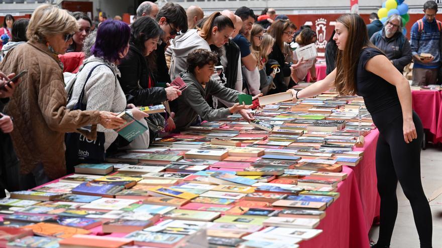 En imágenes: El Iradier Arena acoge el Mercado de Trueque de Libros