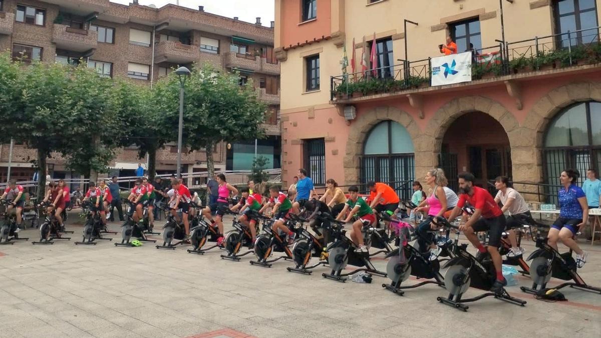 Maratón de spinning en la Herriko Plaza con motivo del Tour. Maratón de spinning en la Herriko Plaza con motivo del Tour.