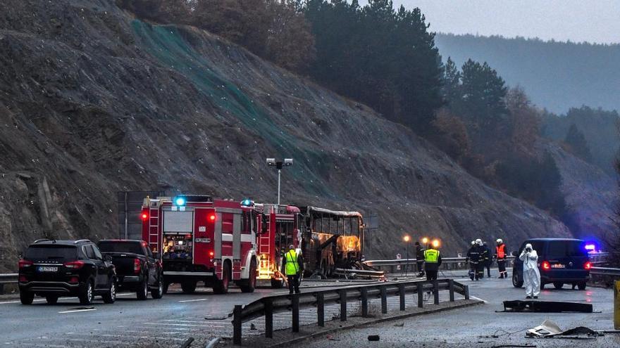 Al menos 46 muertos al incendiarse un autobús en una autopista en Bulgaria