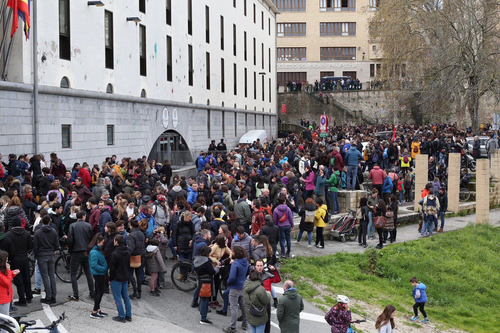 Huelga en la enseñanza pública de Navarra: concentración ante Educación