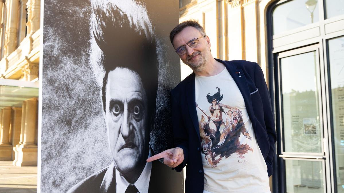 Josemi Beltrán posa con el cartel de la 36ª edición de la Semana, en la que El Gran Wyoming se convierte en el protagonista de 'Cabeza borradora'. Josemi Beltrán posa con el cartel de la 36ª edición de la Semana, en la que El Gran Wyoming se convierte en el protagonista de 'Cabeza borradora'.