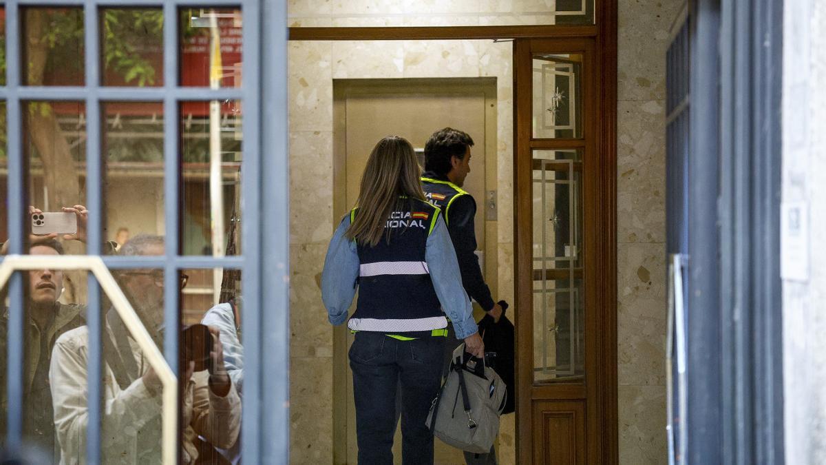 La UDEF registra el despacho de Zapatero y otras tres empresas vinculadas a Plus Ultra, una de ellas de sus hijas