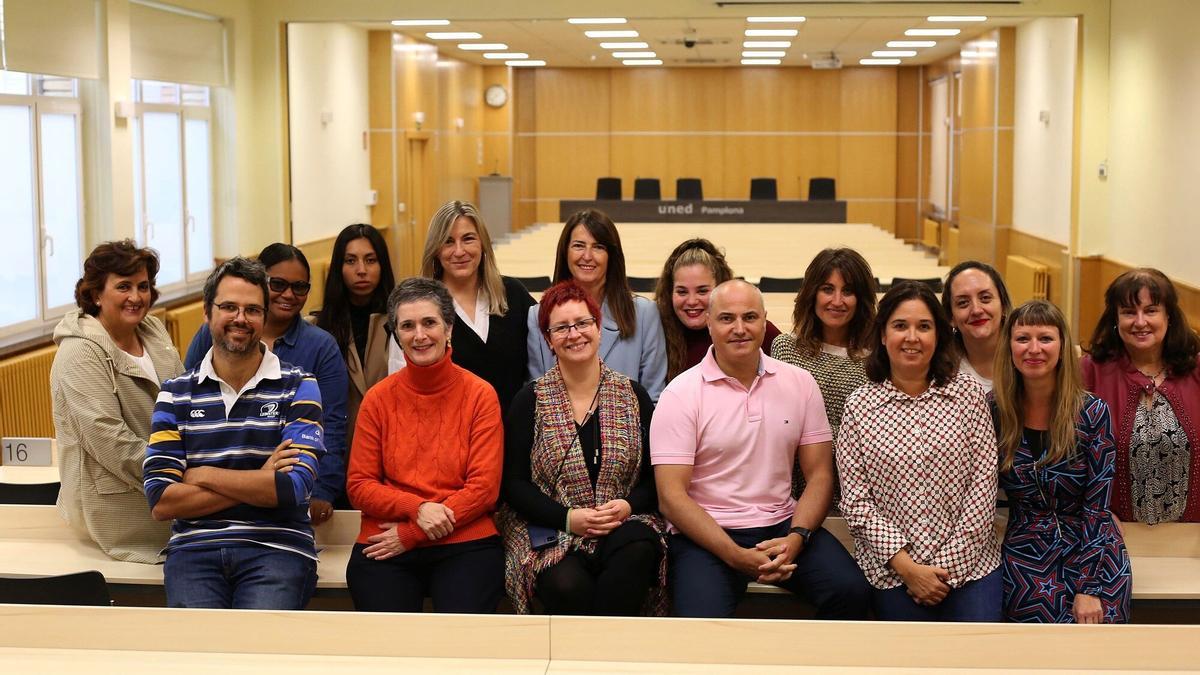 Teresa Imízcoz, directora de UNED Pamplona (primera fila 2-i), junto a estudiantes, profesorado y personal de UNED.