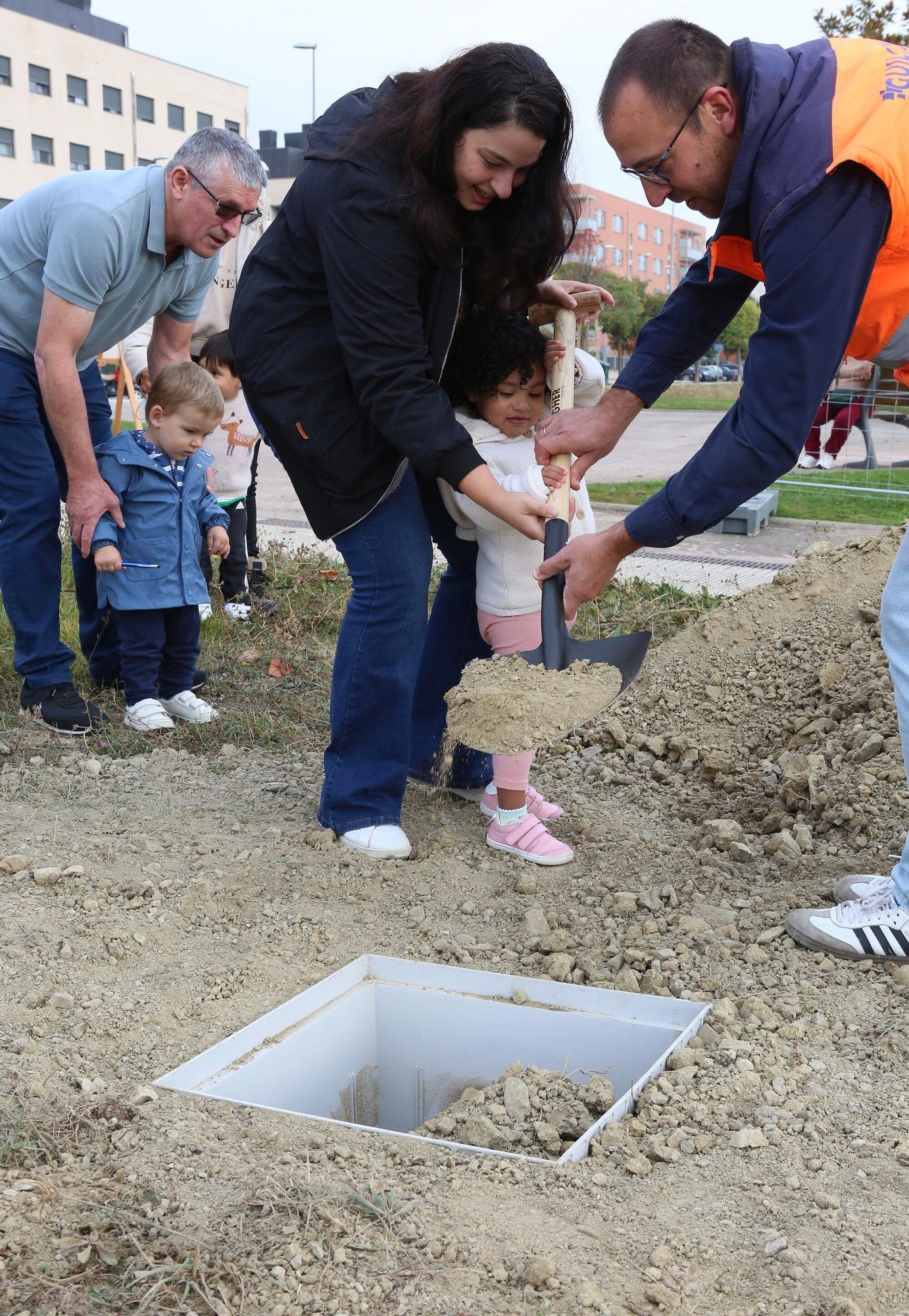 Colocación de la primera piedra de la nueva Escuela Infantil Sarastigorri en Zizur Mayor