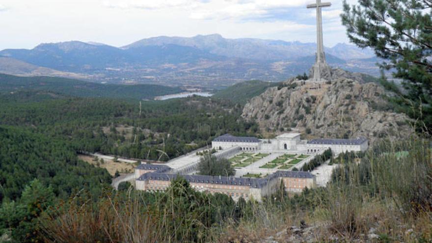 Vista general del Valle de los Caídos, con la enorme cruz sobre el monte.