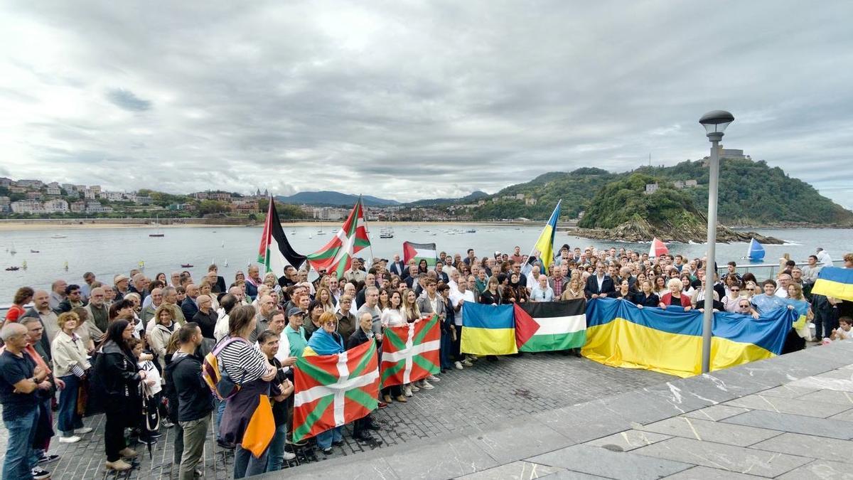 Militantes del PNV de Gipuzkoa en una concentración en apoyo a Palestina y Ucrania