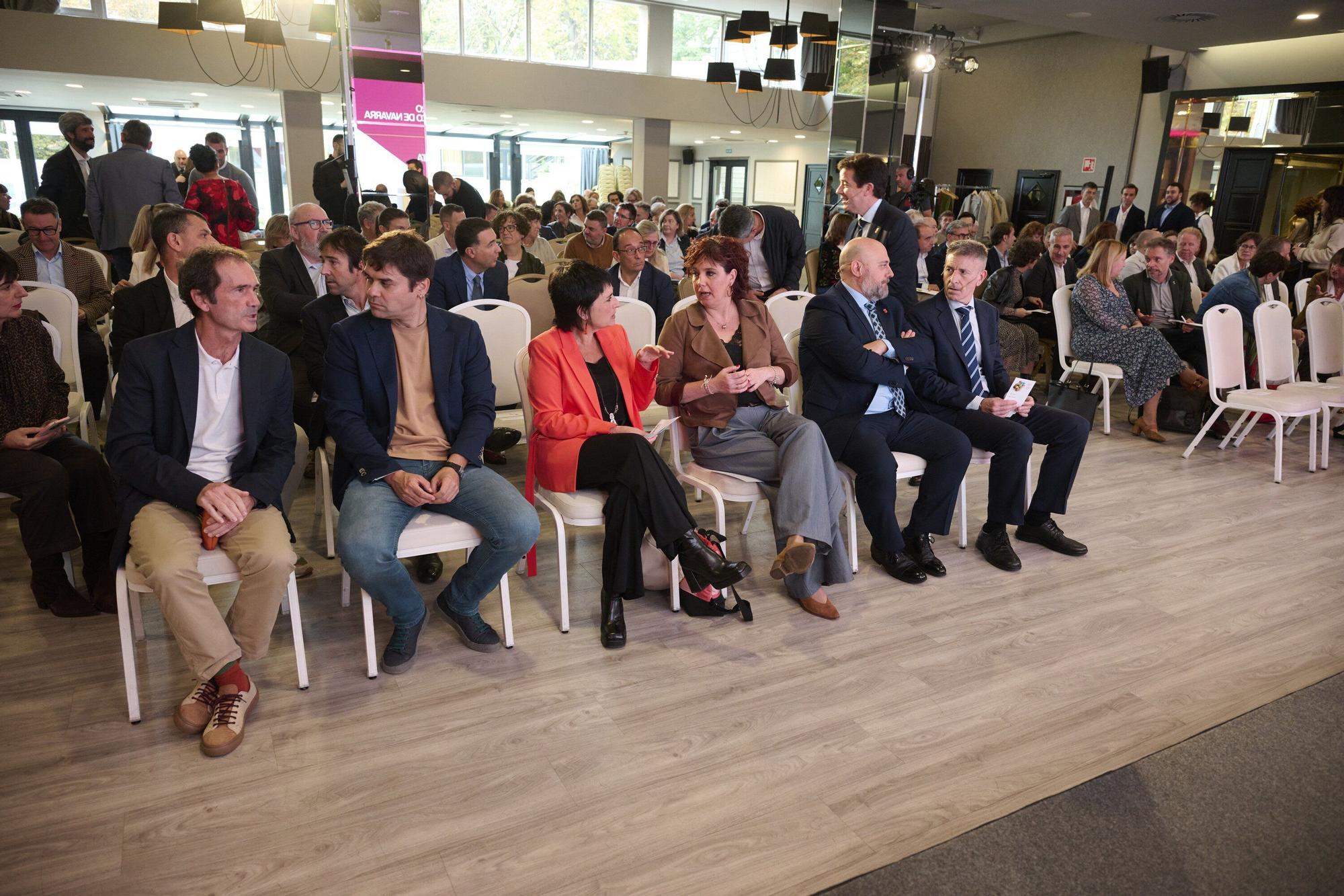 Fotos del encuentro de Laboral Kutxa para la presentación de su informe de la economía navarra