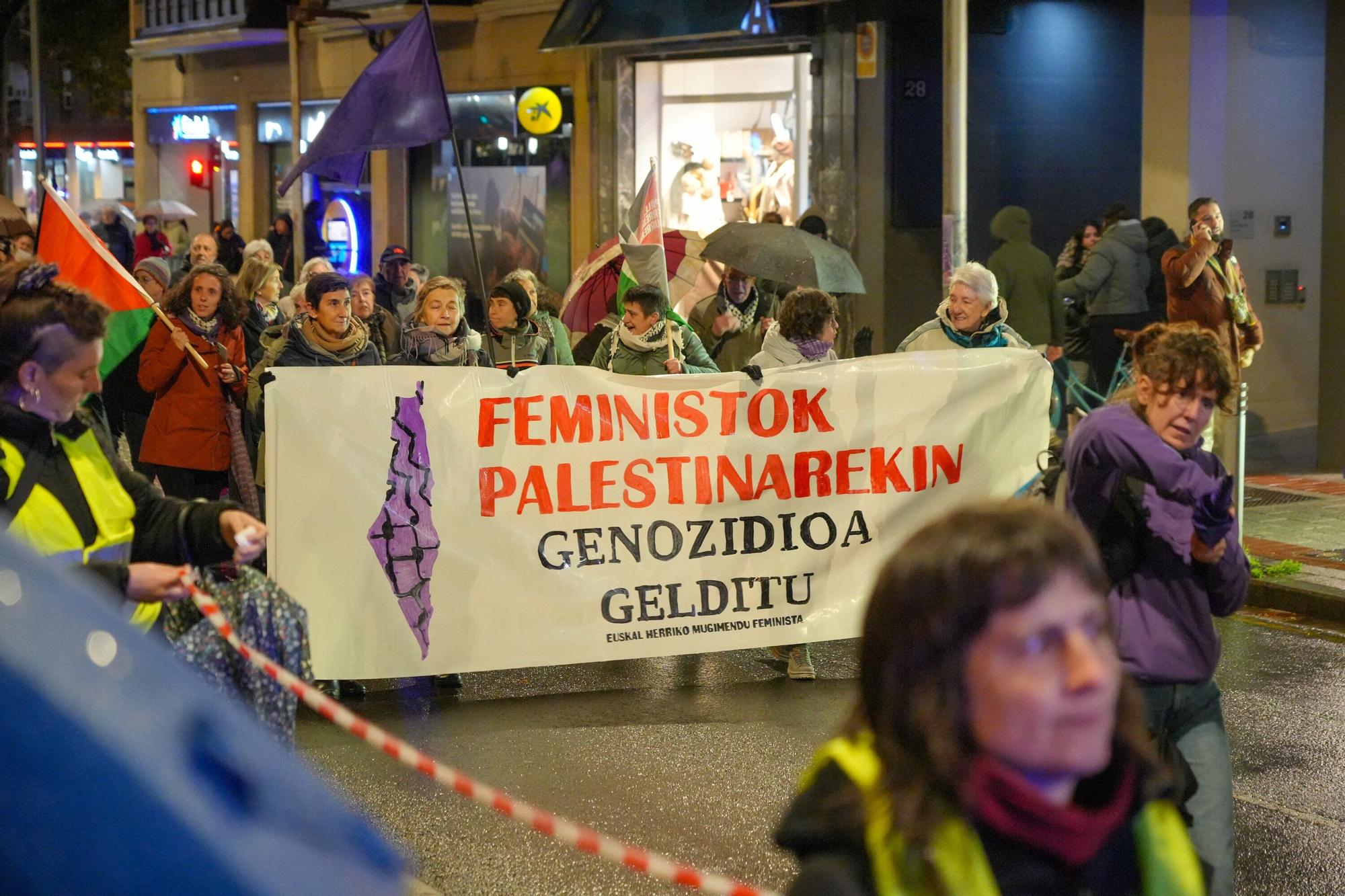 En imágenes: El Movimiento Feminista de Euskal Herria marcha por Vitoria el 25N