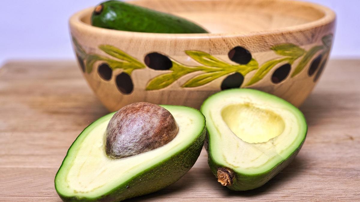 Aguacate abierto por la mitad