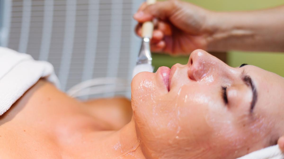 Hay tratamientos de belleza que incluyen tecnología avanzada para lograr mejores resultados.