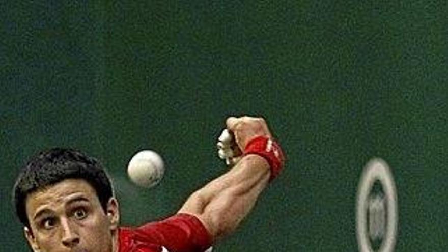 Julen Retegi arma su brazo derecho para golpear.