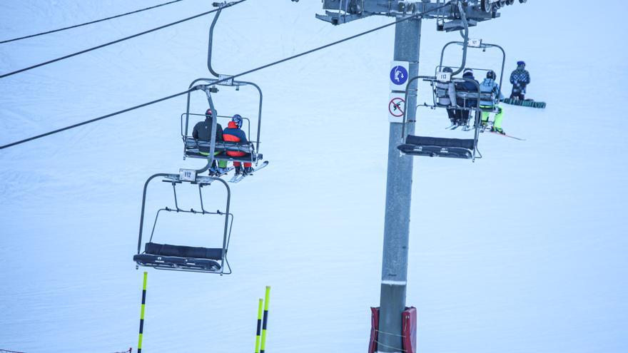 Una avería deja atrapados a numerosos esquiadores en un telesilla en Segovia