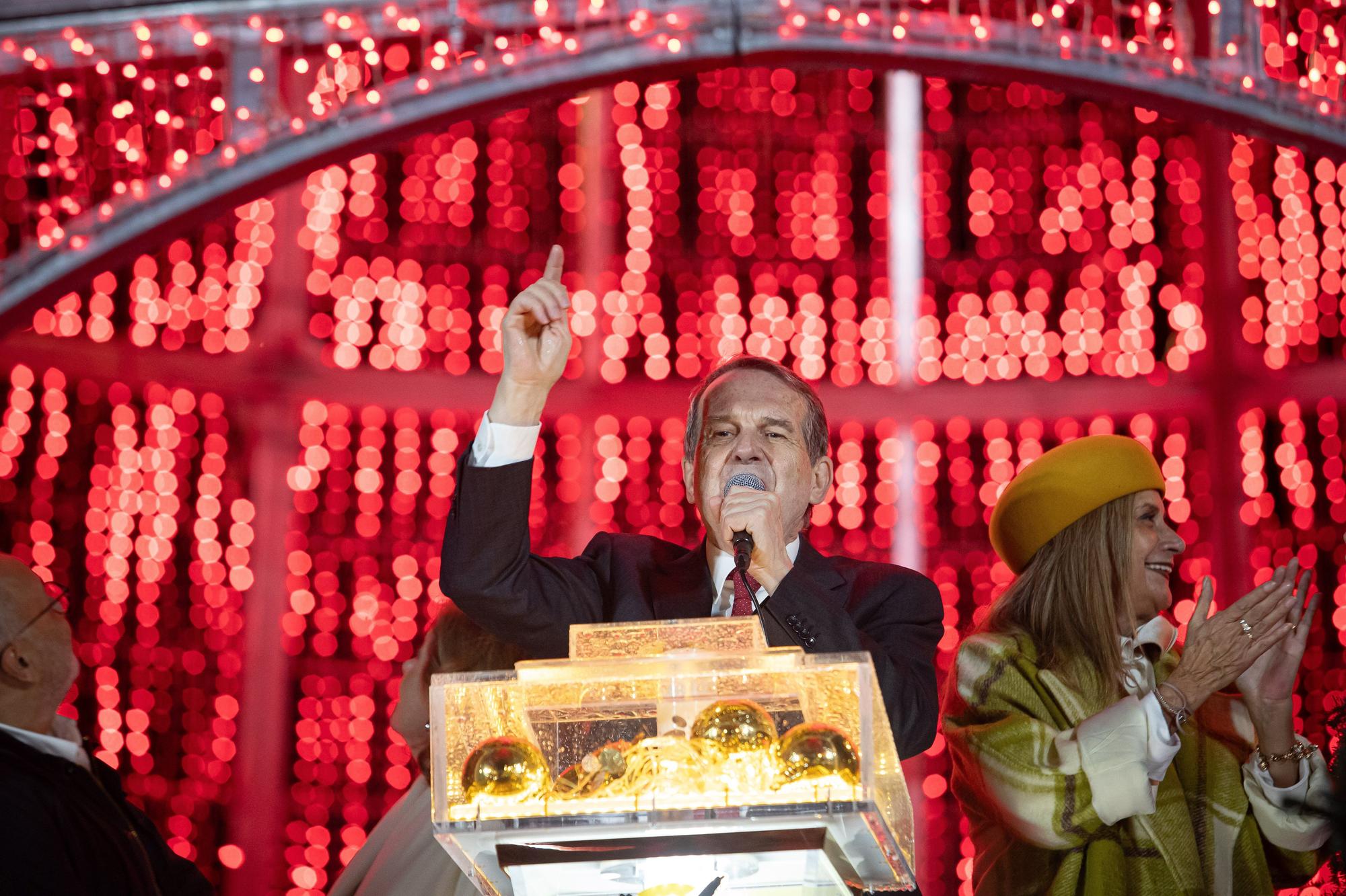 En imágenes: Ya es Navidad en Vigo: así ha sido el accidentado encendido de luces