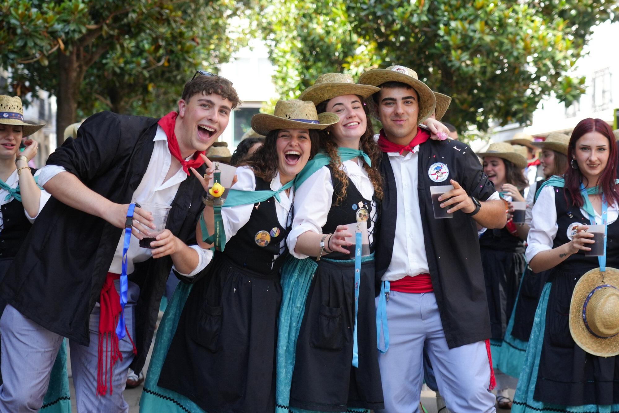 En imágenes: Blusas y neskas desfilan en el primer paseíllo