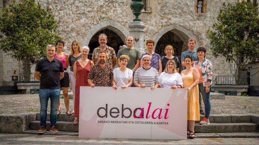 La asociación de comerciantes y hosteleros Debalai de Deba renueva su imagen con un logo más fresco y actualizado