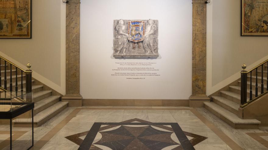 Pamplona ya luce en su Ayuntamiento la réplica de su primer escudo de armas
