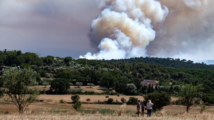 Los Bomberos estabilizan el 70% del flanco derecho del incendio de La Bisbal d'Empordà