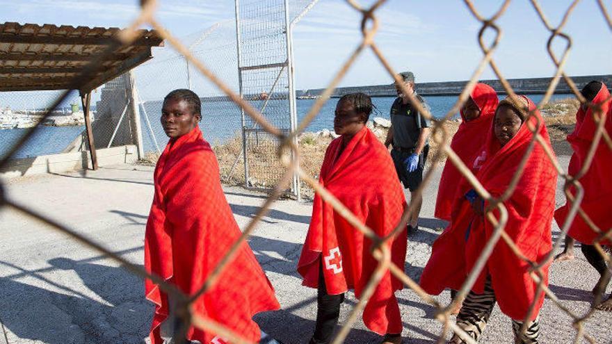 Localizadas seis pateras en aguas andaluzas con 211 personas a bordo