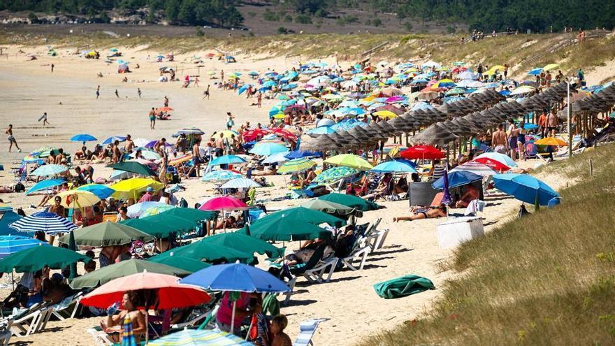 Ni amarilla ni azul: estos son los colores que no debes elegir para la sombrilla de la playa