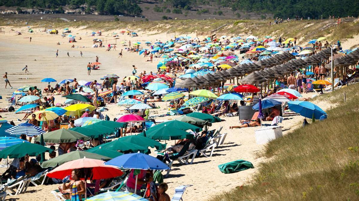 Estos son los colores que no debes elegir para la sombrilla de la playa