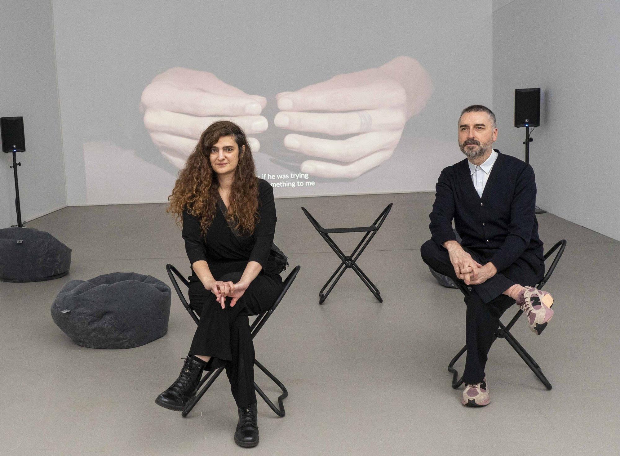 La artista Marwa Arsanios y el comisario de la muestra, Agustín Pérez Rubio, en la presentación en Artium de la exposición &#039;La tierra no será poseída&#039;