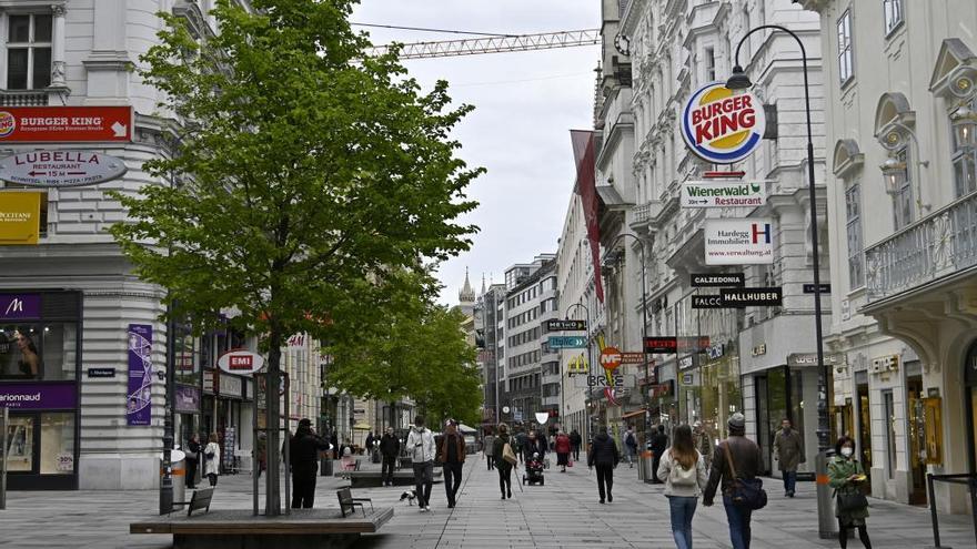 Varias personas caminando por la ciudad de Viena durante la pandemia de coronavirus.