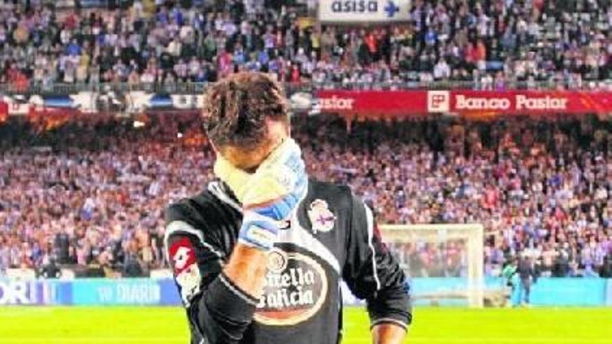 Dani Aranzubia muestra su desolación tras consumarse el descenso del Deportivo en Riazor.