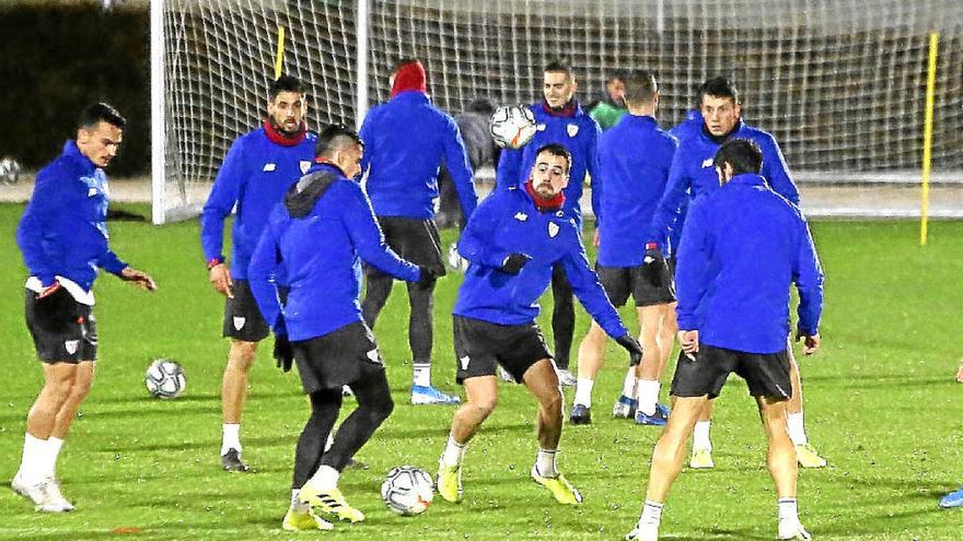 Varios jugadores del Athletic realizan un rondo durante el entrenamiento vespertino de ayer en Lezama.