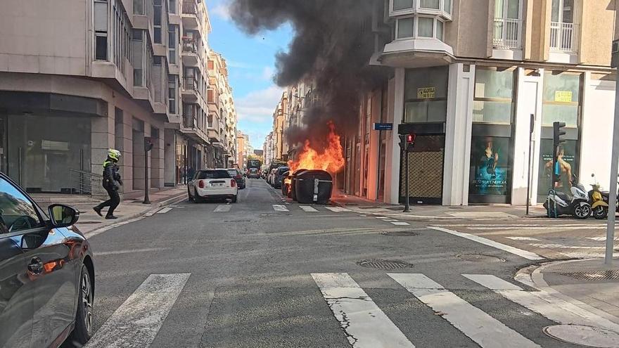 Arden tres contenedores entre la calle Dato y la calle Florida