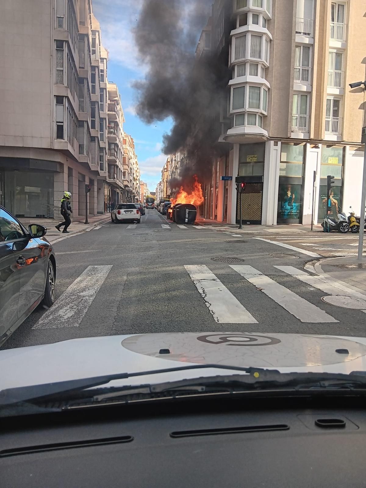 En imágenes: Arden varios contenedores entre la calle Dato y la calle Florida
