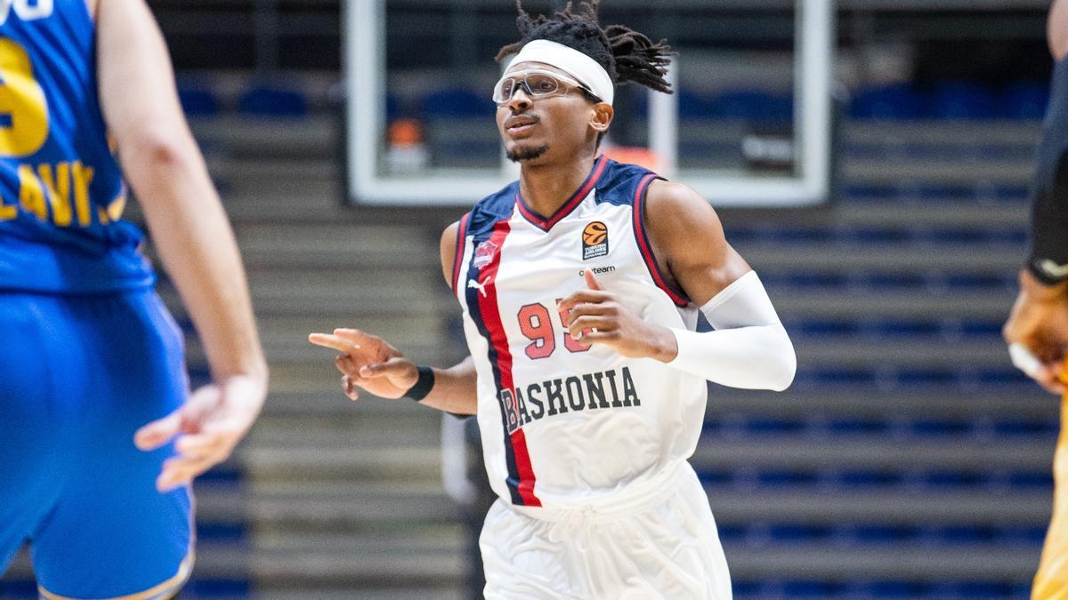 Moneke llegó a jugar en la &#039;pintura&#039; con Tadas Sedekerskis muchos minutos de partido
