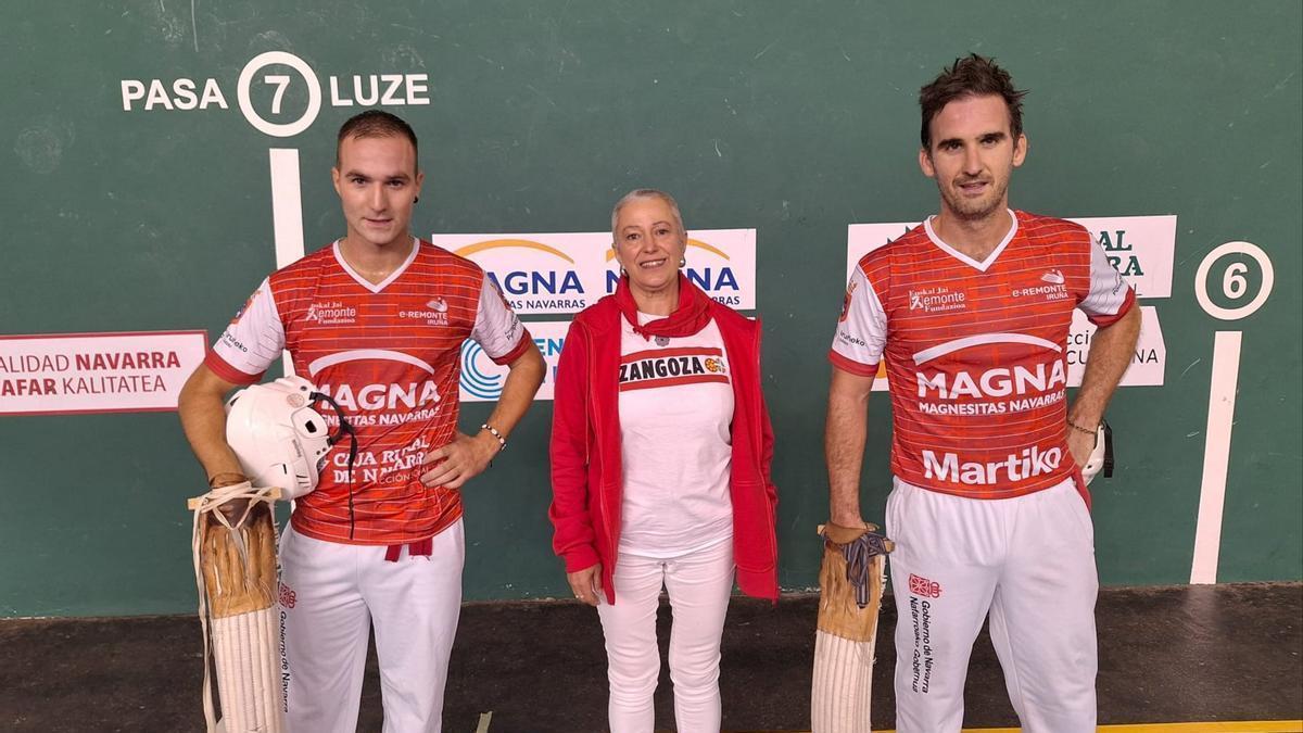 De izquierda a derecha, Otxandorena, Anabel Etxeberria (del Ayuntamiento de Sangüesa) y Ion.