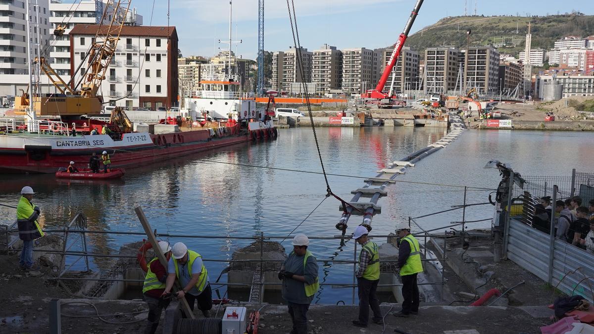 Maniobras llevabas a cabo para el subfluvial que conecta Zorrotzaurre y Olabeaga con varios tubos, uno de ellos para geotermia.
