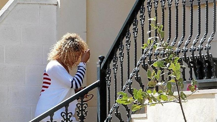 La madre de Diana Quer ya ha regresado a su vivienda habitual en Madrid, mientras siguen las pesquisas para encontrar a su hija.