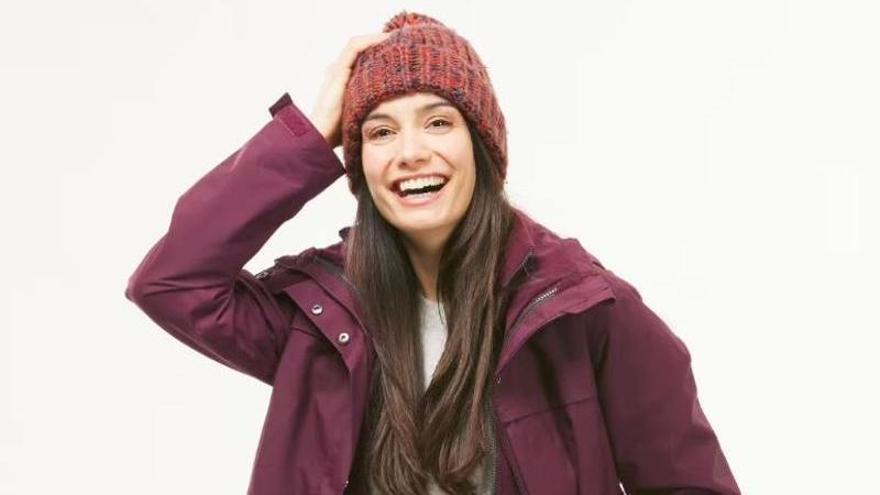 Vista delantera de la chaqueta 3 en 1 impermeable Forclaz 100 de Decathlon