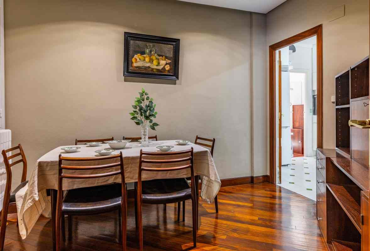 Amplio piso en venta a un paso de la playa de la Zurriol