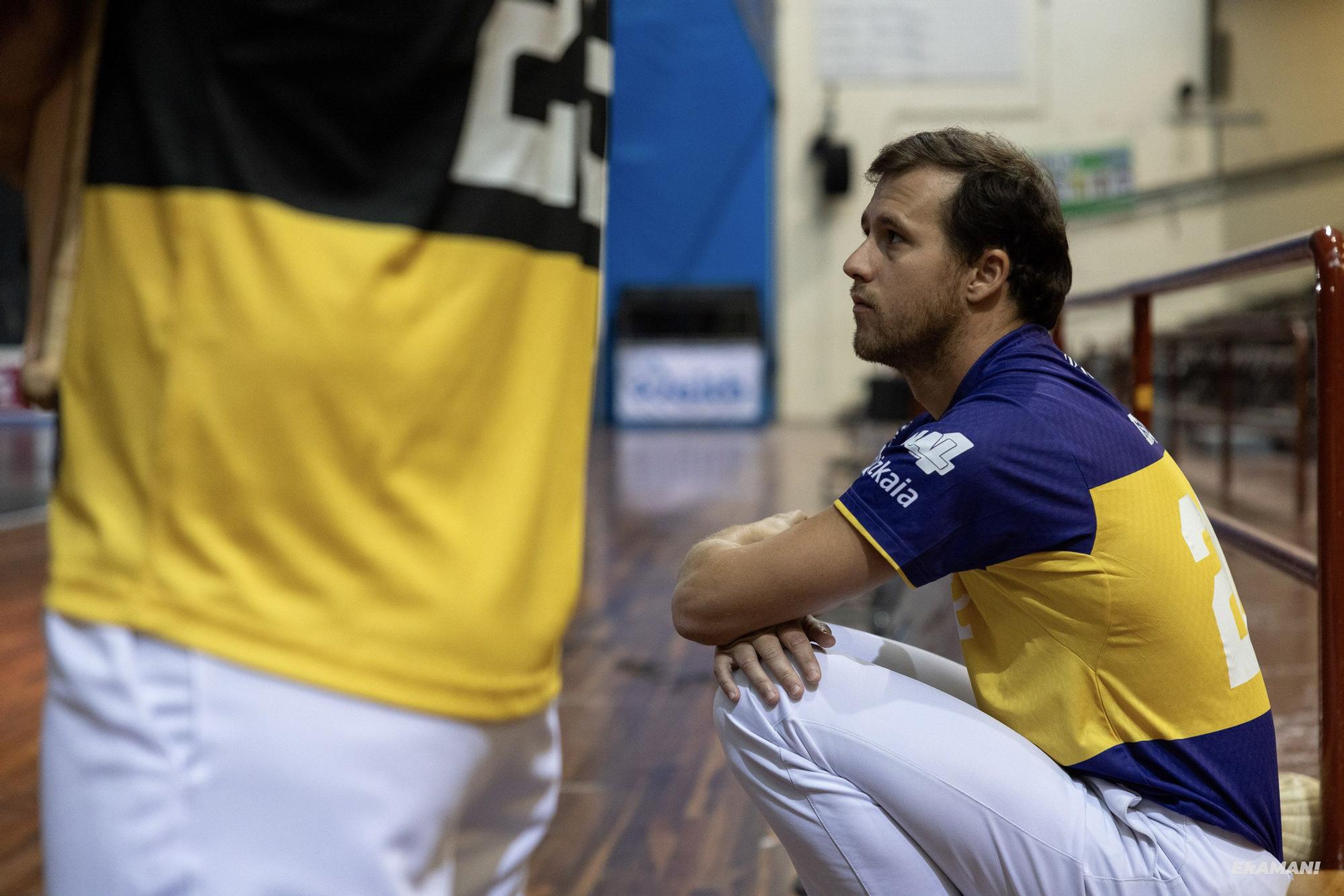 Barandika-López y Urreisti-Basque eligen material para la final de la Jai Alai League en el frontón Carmelo Balda de Donostia.